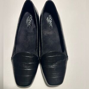 EUC Vionic Women's Dolores Black Croc Loafers with slight Heel Sz 7